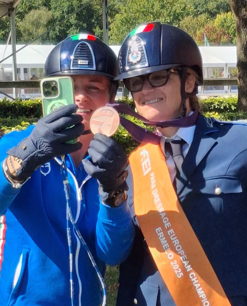 Momento di paradressage con atleta e cavallo in contesto equestre